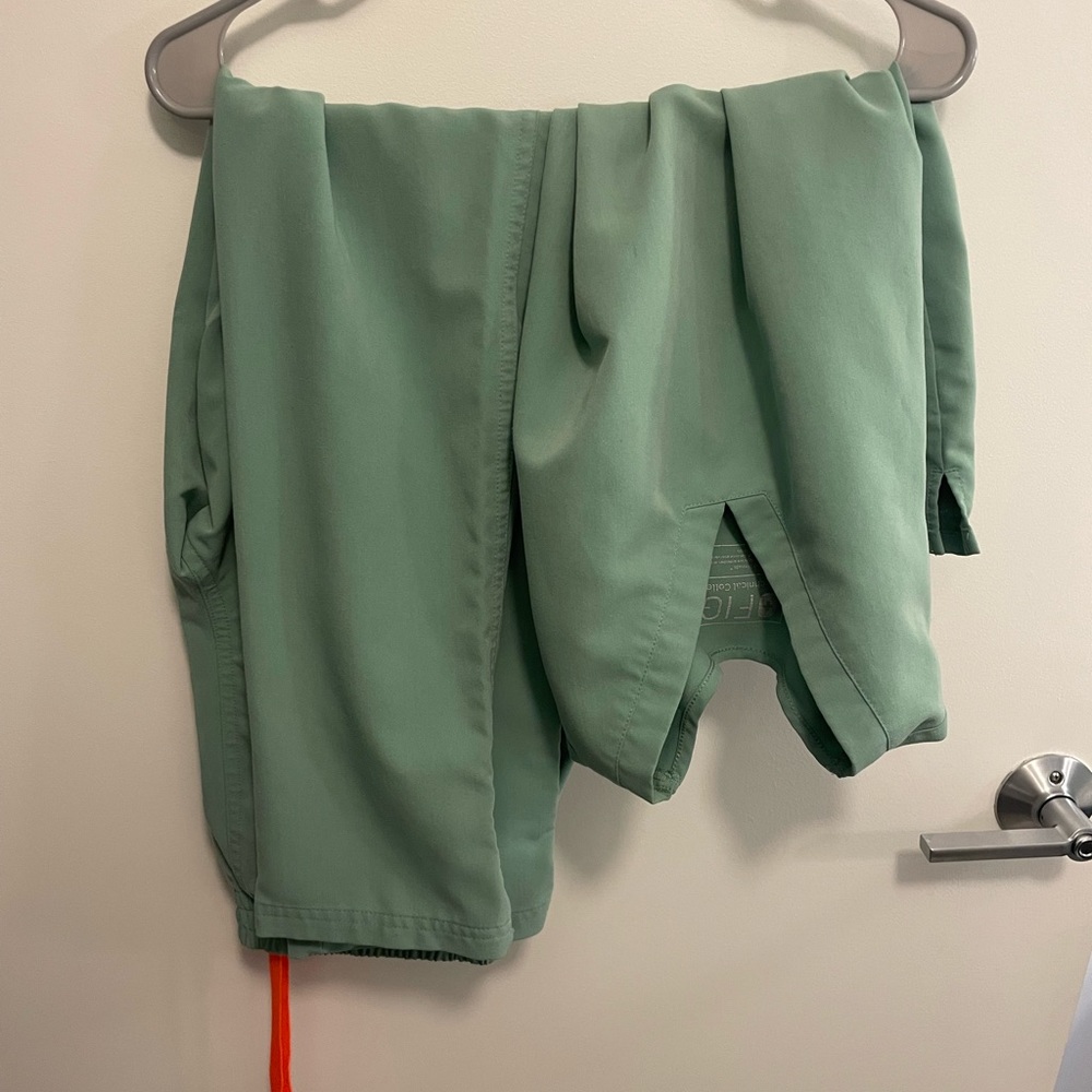 Green figs scrub set. Top 2 pocket XS, Bottom Yola XS